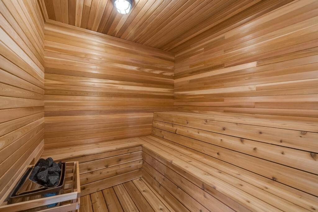 Luxurious 5 Bedroom House With Pool & Sauna West Kelowna Extérieur photo