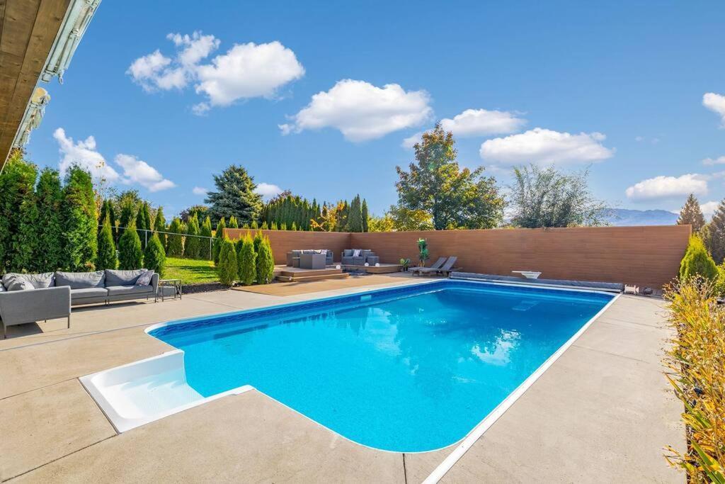 Luxurious 5 Bedroom House With Pool & Sauna West Kelowna Extérieur photo