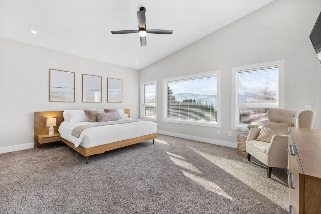 Luxurious 5 Bedroom House With Pool & Sauna West Kelowna Extérieur photo