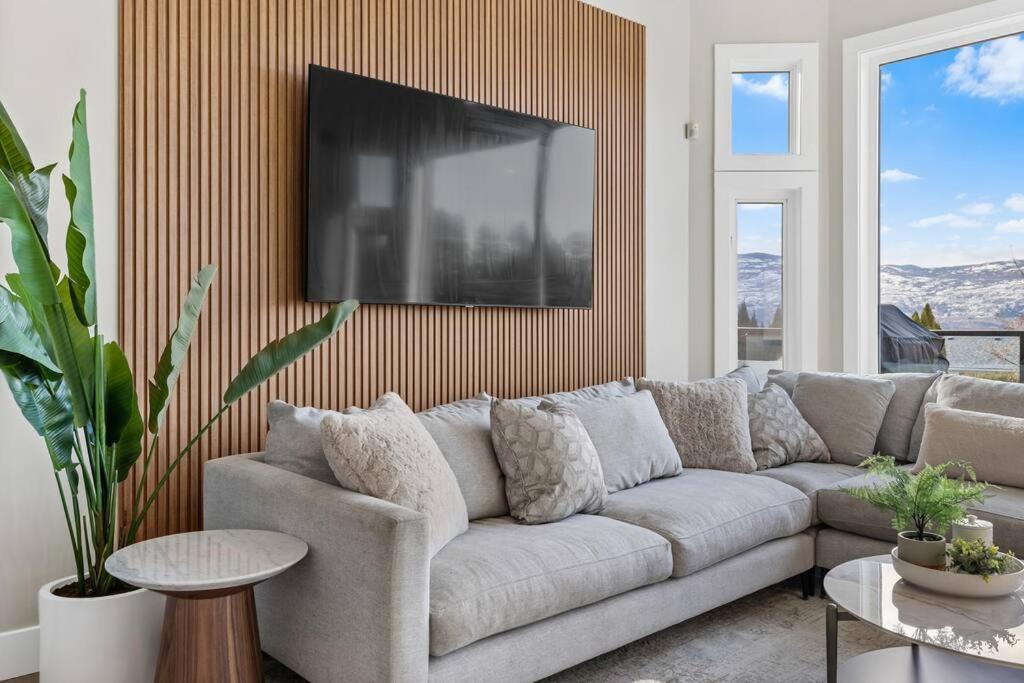 Luxurious 5 Bedroom House With Pool & Sauna West Kelowna Extérieur photo