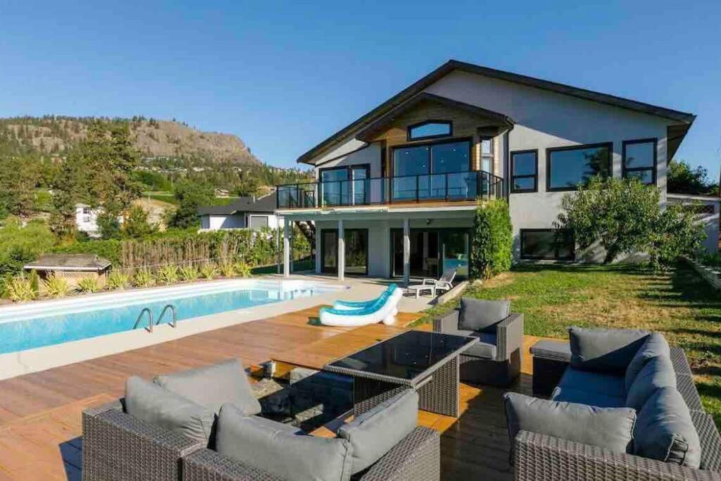 Luxurious 5 Bedroom House With Pool & Sauna West Kelowna Extérieur photo