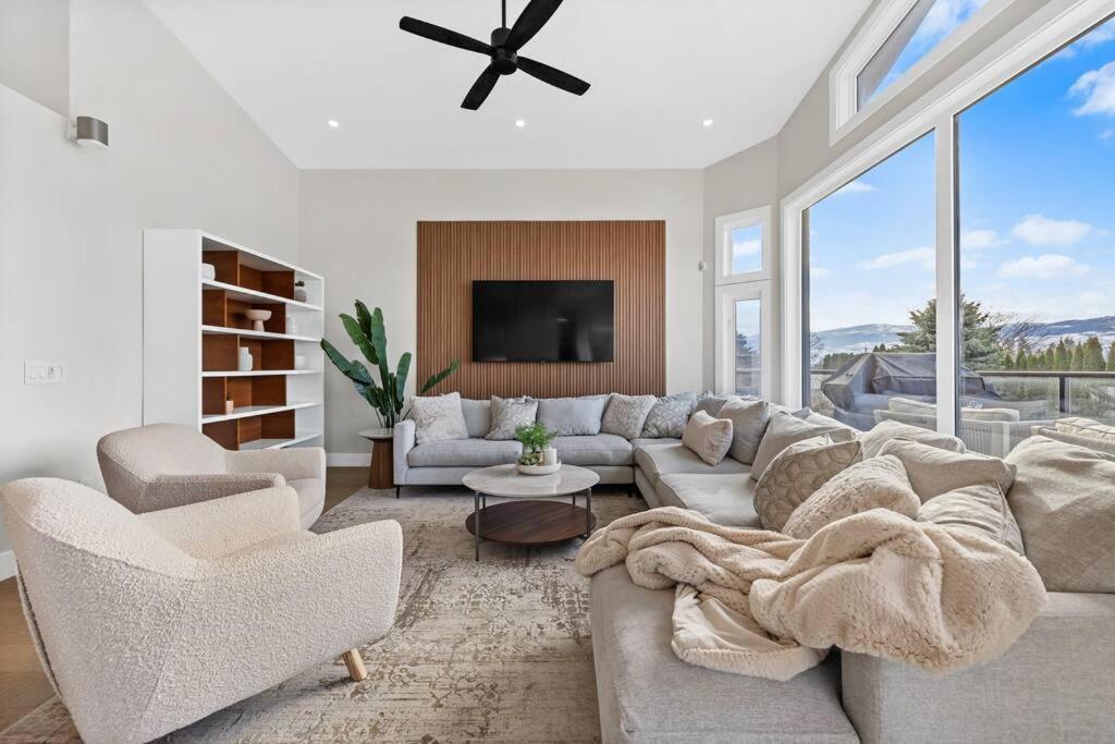 Luxurious 5 Bedroom House With Pool & Sauna West Kelowna Extérieur photo