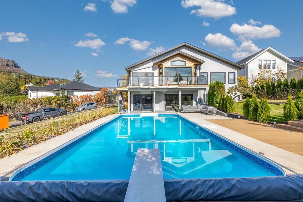 Luxurious 5 Bedroom House With Pool & Sauna West Kelowna Extérieur photo