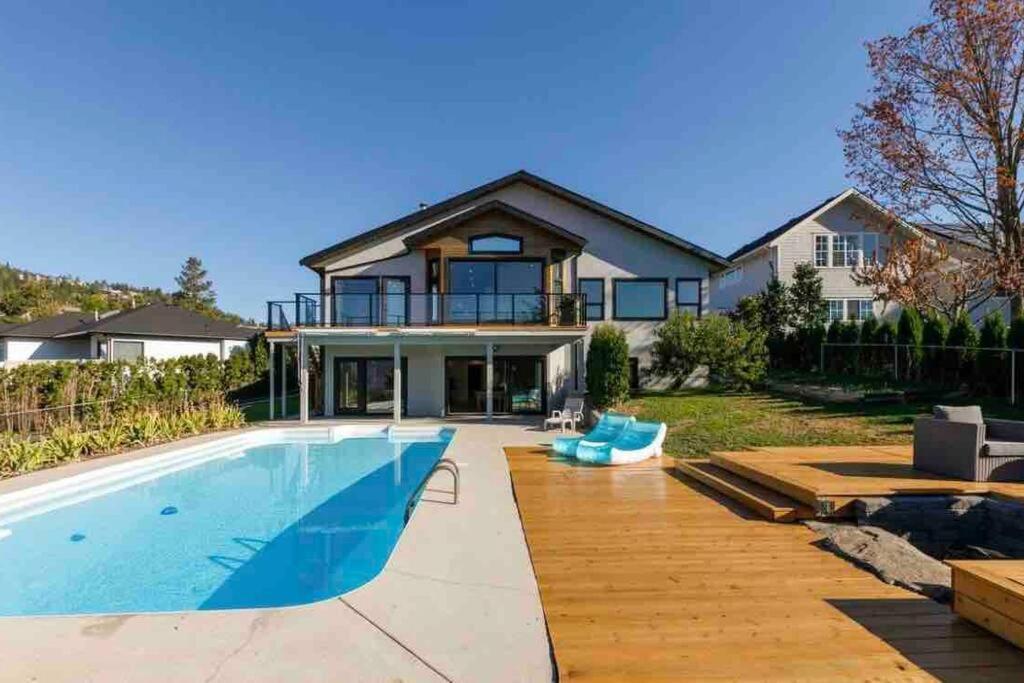 Luxurious 5 Bedroom House With Pool & Sauna West Kelowna Extérieur photo