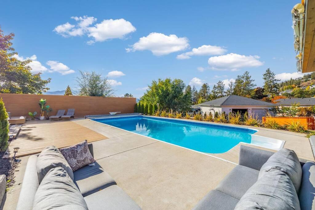Luxurious 5 Bedroom House With Pool & Sauna West Kelowna Extérieur photo