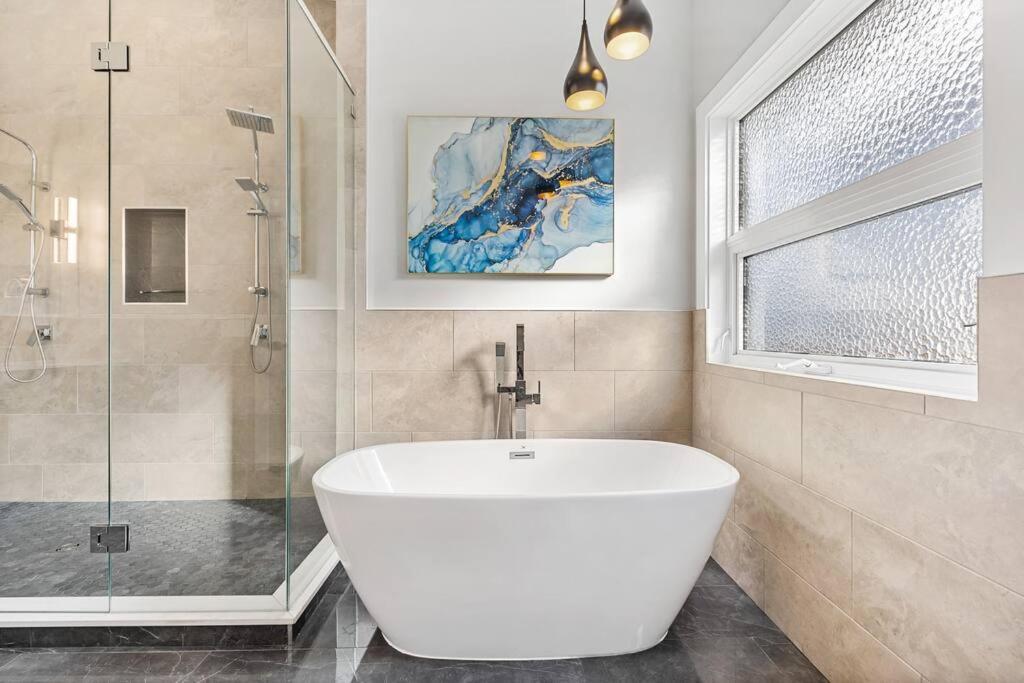 Luxurious 5 Bedroom House With Pool & Sauna West Kelowna Extérieur photo