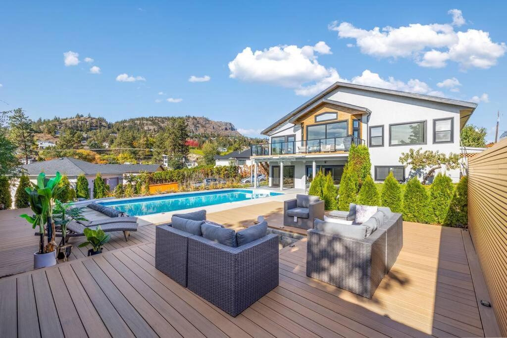 Luxurious 5 Bedroom House With Pool & Sauna West Kelowna Extérieur photo