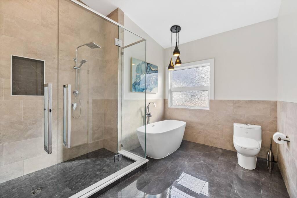 Luxurious 5 Bedroom House With Pool & Sauna West Kelowna Extérieur photo