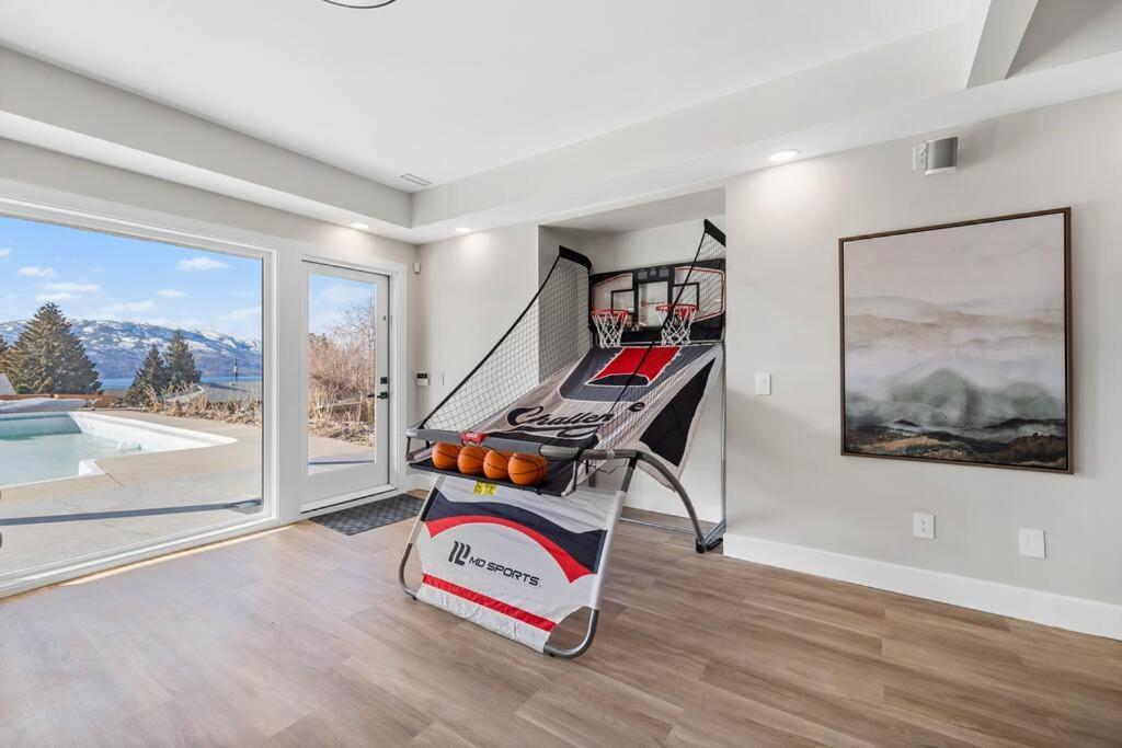 Luxurious 5 Bedroom House With Pool & Sauna West Kelowna Extérieur photo