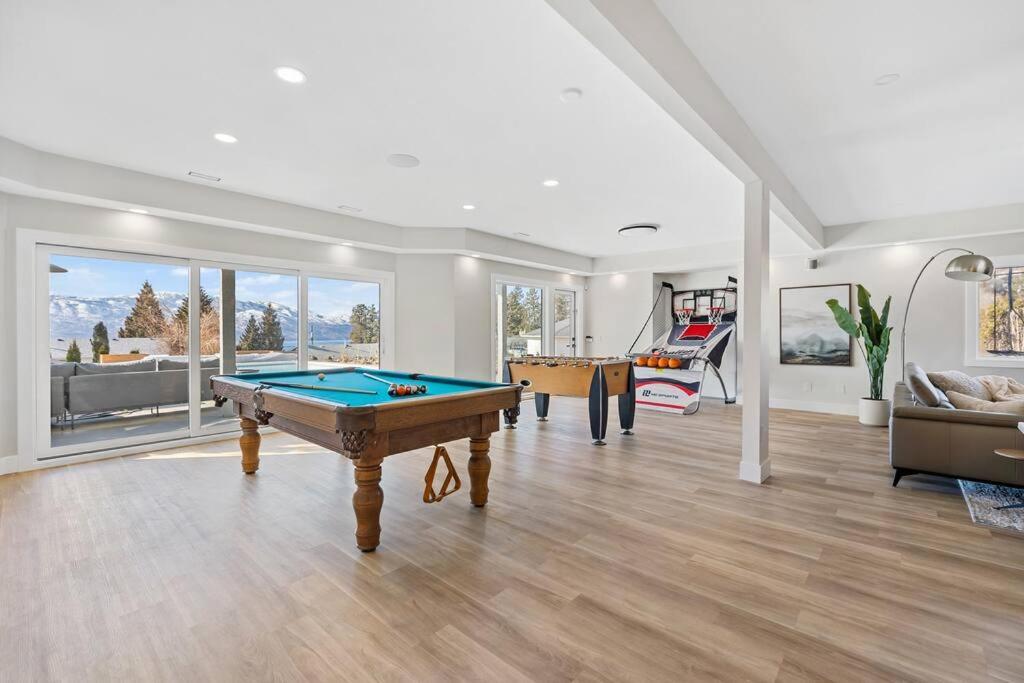 Luxurious 5 Bedroom House With Pool & Sauna West Kelowna Extérieur photo