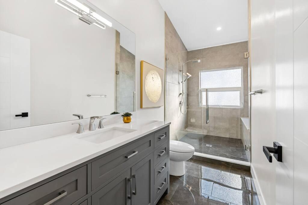Luxurious 5 Bedroom House With Pool & Sauna West Kelowna Extérieur photo
