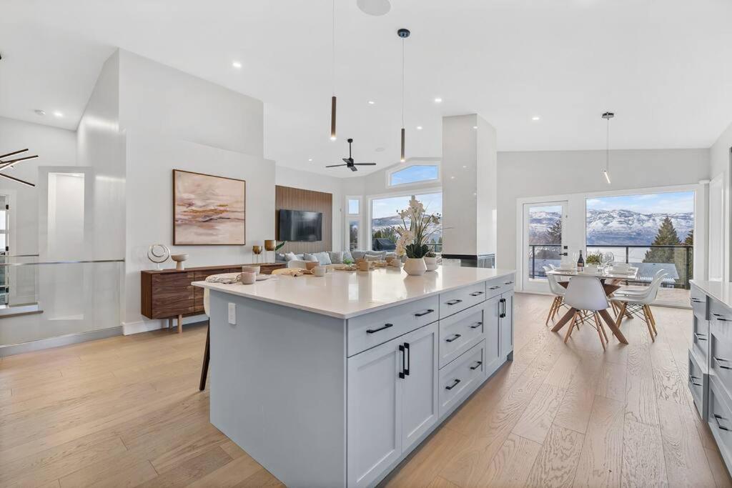 Luxurious 5 Bedroom House With Pool & Sauna West Kelowna Extérieur photo